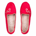 Les 2 paires de Chaussons brodés (7)